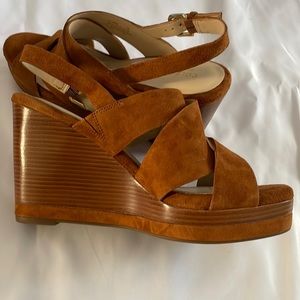 Brand New. Laci Platform